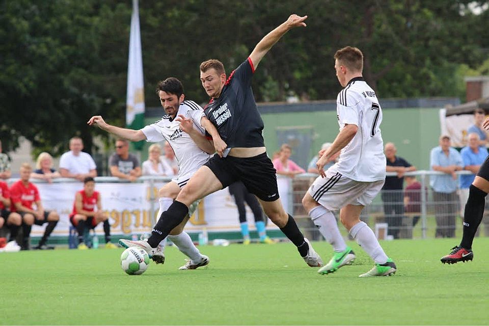 Euskirchens Stürmer Sascha Engel (M.) war im Halbfinale in Torlaune. Dem Angreifer gelangen vier Treffer. Foto: Brackhagen