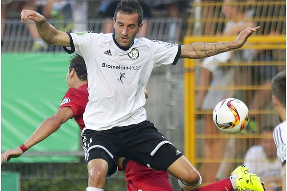 Maximilian Nicu (vorne, im DFB-Pokal gegen den FC Augsburg) wechselt von Elversberg zur SpVgg Unterhaching. F: Schwarz