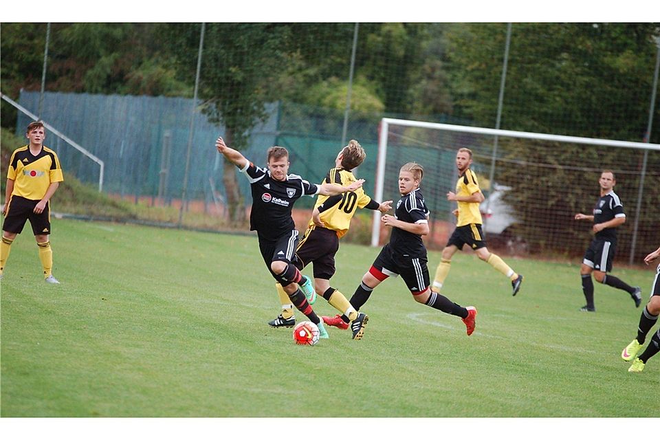Der SV Lengfeld (gelb) steckte eine Niederlage ein und der FC Leibersdorf (schwarz) holte einen Dreier.  Foto: Stöcker/Archiv