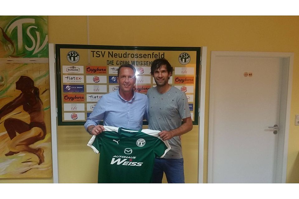 TSV-Trainer Werner Thomas begrüßt Neuzugang Daniel Gareis