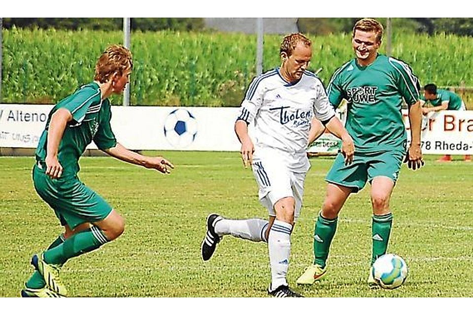 Im Spiel um Platz drei der Altenoyther Sportwoche konnten sich die Hausherren (in Weiß) im Sommer mit 2:0 gegen  Hansa Friesoythe durchsetzen. Steffen Szepanski