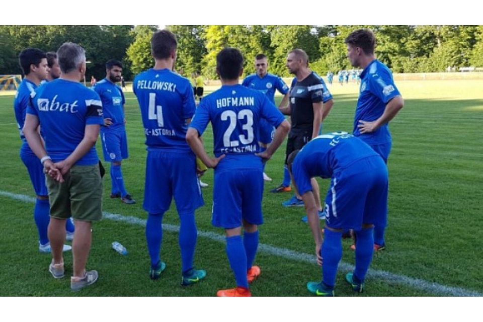 Matthias Born gibt seinen Spielern taktische Anweisungen. Foto: FCA