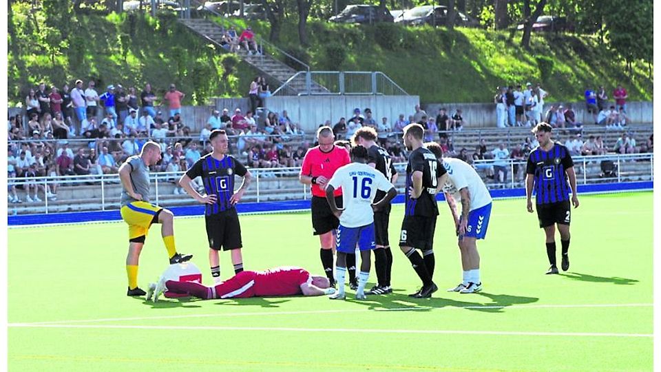 Das Kreispokalfinale war wegen der Verletzung von Jens Maaß erst unterbrochen. Schließlich wurde es sogar wegen des Unfalls abgebrochen.	Foto: Axel Schmitz/pakalski-press (Archiv) 