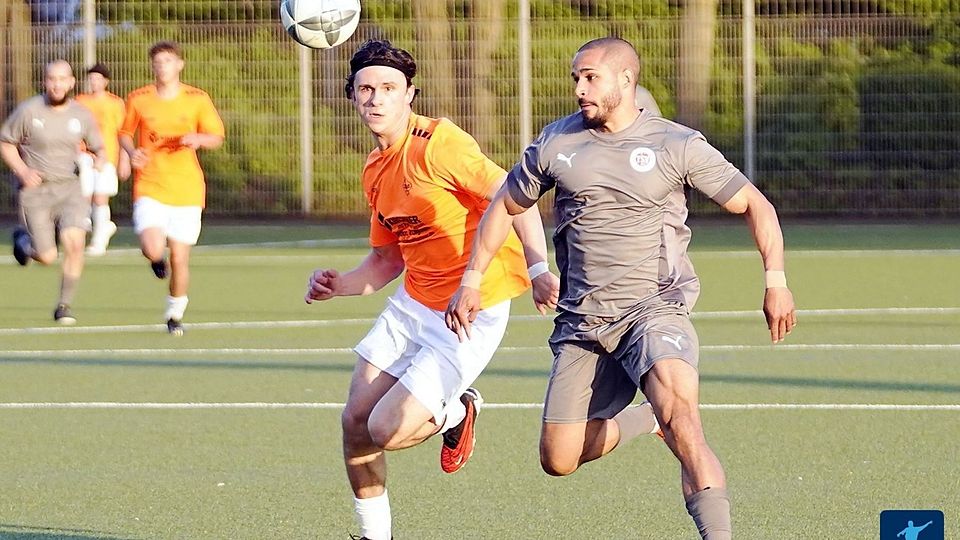 Den Ball im Visier: Der FC Bierstadt und der Türkische SV Wiesbaden müssen das Kreispokalfinale nach dem Abbruch erneut austragen. Der Termin sorgt vor allem in den Reihen des TSV für Unmut.
