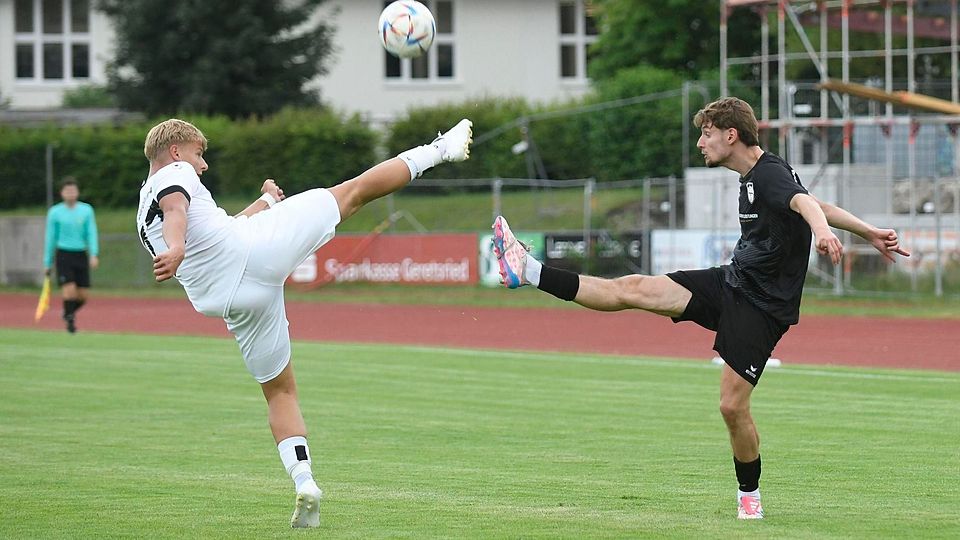 Beim Debüt gleich maßgeblich am Sieg beteiligt: Der deutsch-griechische TuS-Neuzugang Alexander Bazdrigiannis (re.) erzwang einen Elfmeter für Geretsried.