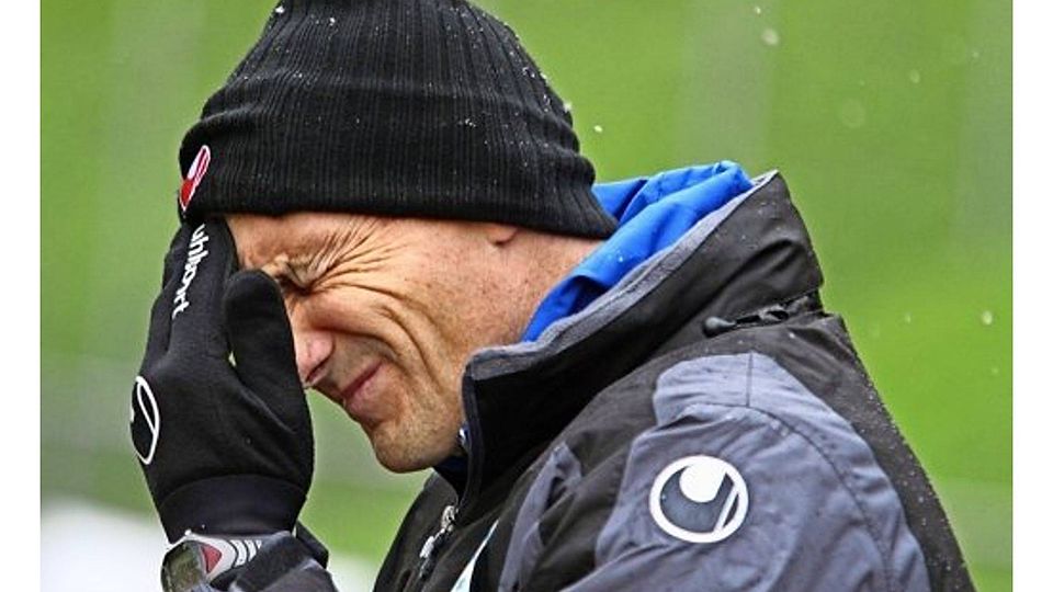 Kickers-Trainer Jürgen Hartmann hofft, dass er sich an Weihnachten nicht mehr über die Niederlage gegen Pfullendorf aufregt.
