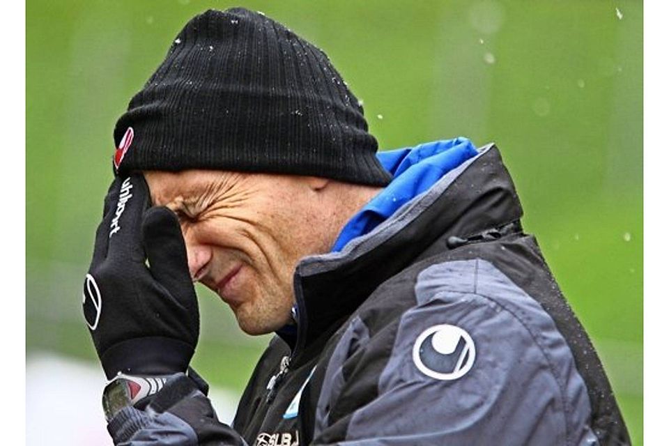 Kickers-Trainer Jürgen Hartmann hofft, dass er sich an Weihnachten nicht mehr über die Niederlage gegen Pfullendorf aufregt.