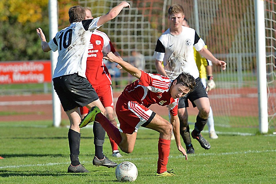 Der SV Mering II (in rot) ging vor dem Meister Hammerschmiede nicht in die Knie. Sie kletterten nach dem 2:0-Sieg auf den sechsten Platz der Kreisklasse. Archivbild: Rudolf Fischer Der SV Mering II (in rot) ging vor dem Meister Hammerschmiede nicht in die Knie. Sie kletterten nach dem 2:0-Sieg auf den sechsten Platz der Kreisklasse. Archivbild: Rudolf Fischer