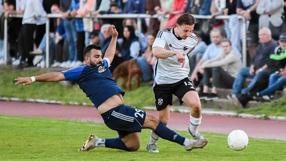 Voller Einsatz: Pfaffen-Schwabenheims Abdullah Kurtoglu (links) fährt gegen den Weinsheimer Jannik Drouet das lange Bein aus.	Foto: Sebastian Bohr