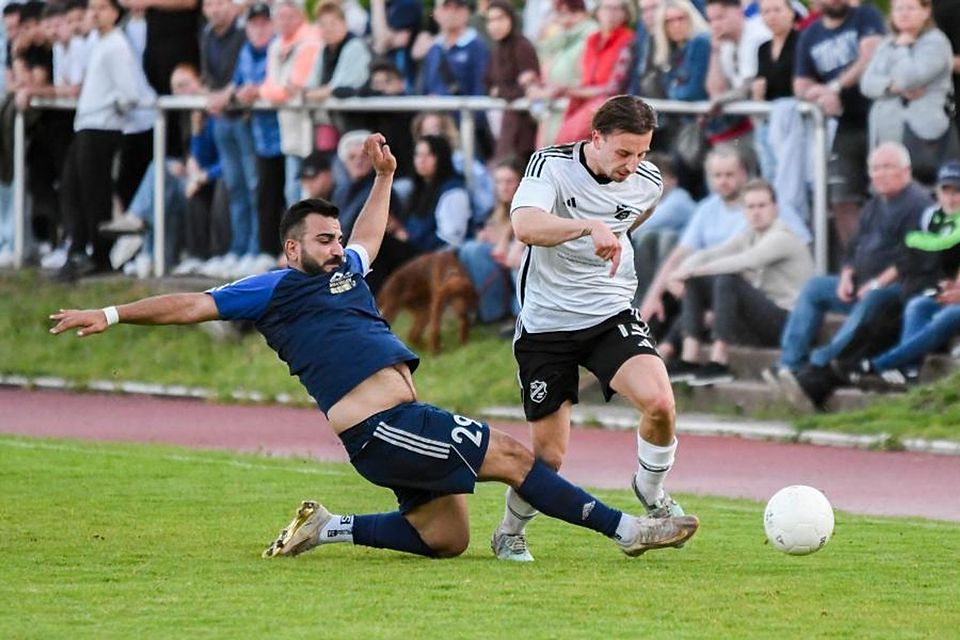 Voller Einsatz: Pfaffen-Schwabenheims Abdullah Kurtoglu (links) fährt gegen den Weinsheimer Jannik Drouet das lange Bein aus.	Foto: Sebastian Bohr