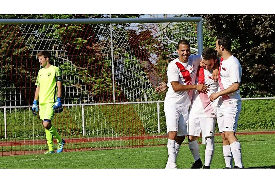 Mario Mutic (Zweiter von rechts) lässt die Fellbacher Fußballer gegen den FC Viktoria Backnang dreimal jubeln – ob das genügt, bleibt ungewiss. Foto: Patricia Sigerist