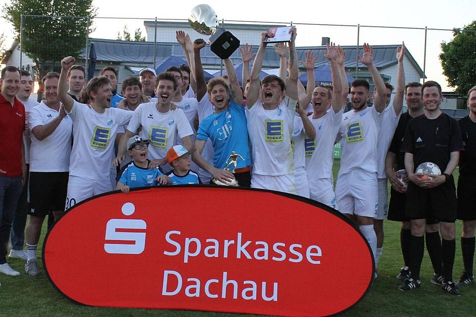 So sehen Sieger aus: Gleich nach dem Finale durften die Kicker des TSV Eintracht Karlsfeld den nach wie vor begehrten Sparkassencup in die Höhe recken.