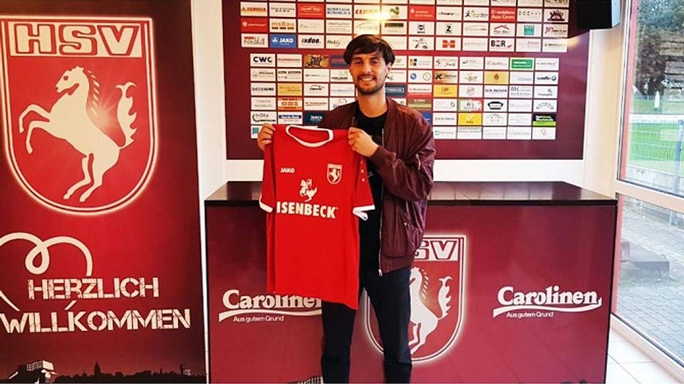 Neuzugang Ralf Schneider mit seinem neuen Trikot Foto: HSV