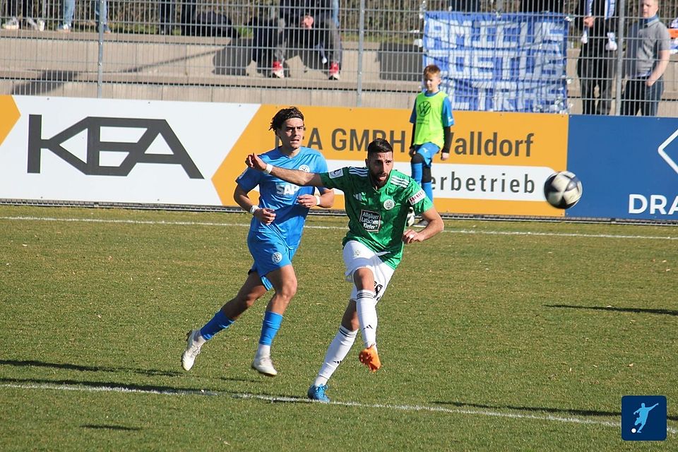 Theodoros Politakis (im Hintergrund) gehört zum spielstarken FCA-Mittelfeld. Theodoros Politakis (im Hintergrund) gehört zum spielstarken FCA-Mittelfeld.