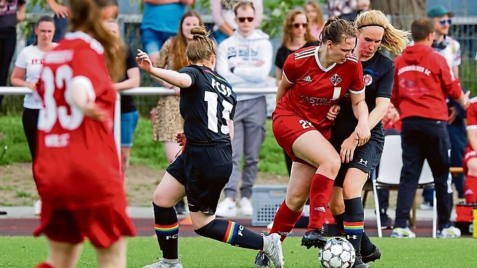 Enges Duell: Anna Maria Hegmann (am Ball) vom Osnabrücker SC im Zweikampf.