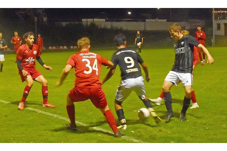 Der TSV Jesenwang (schwarze Trikots) im Spiel gegen den TSV Gilching III (in Rot).