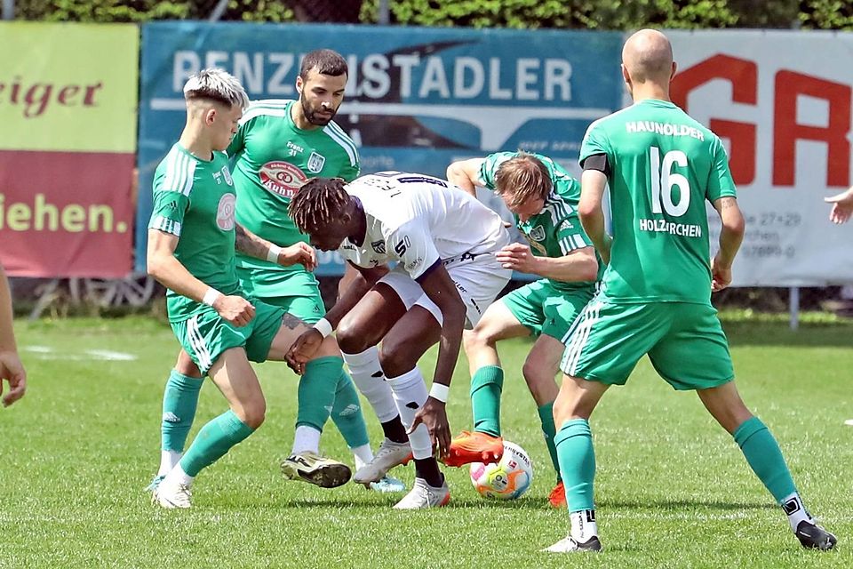 Fehlende Leidenschaft: Der TuS Holzkirchen investierte mehr und hatte daher leichtes Spiel, dem 1. FC um Momo Ndiaye (M.) eines ums andere Mal den Ball abzunehmen.