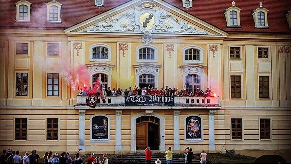 Nach dem Comeback-Sieg im Pokalfinale der Westlausitz über die SG Wilthen wurde natürlich stilecht auf dem Balkon des Wachauer Schlosses gefeiert. 