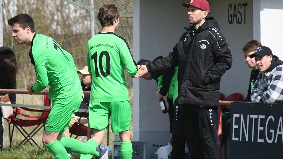Handschlag: Timo Johannes (rechts) hört nach vier Jahren nach dieser Saison als Trainer bei Viktoria Dieburg auf. Der Fußball-B-Ligist hat aber bereits einen Nachfolger gefunden. 