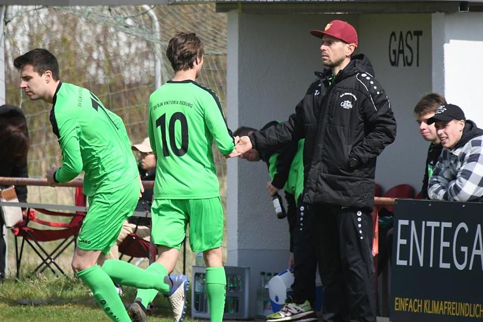 Handschlag: Timo Johannes (rechts) hört nach vier Jahren nach dieser Saison als Trainer bei Viktoria Dieburg auf. Der Fußball-B-Ligist hat aber bereits einen Nachfolger gefunden. 