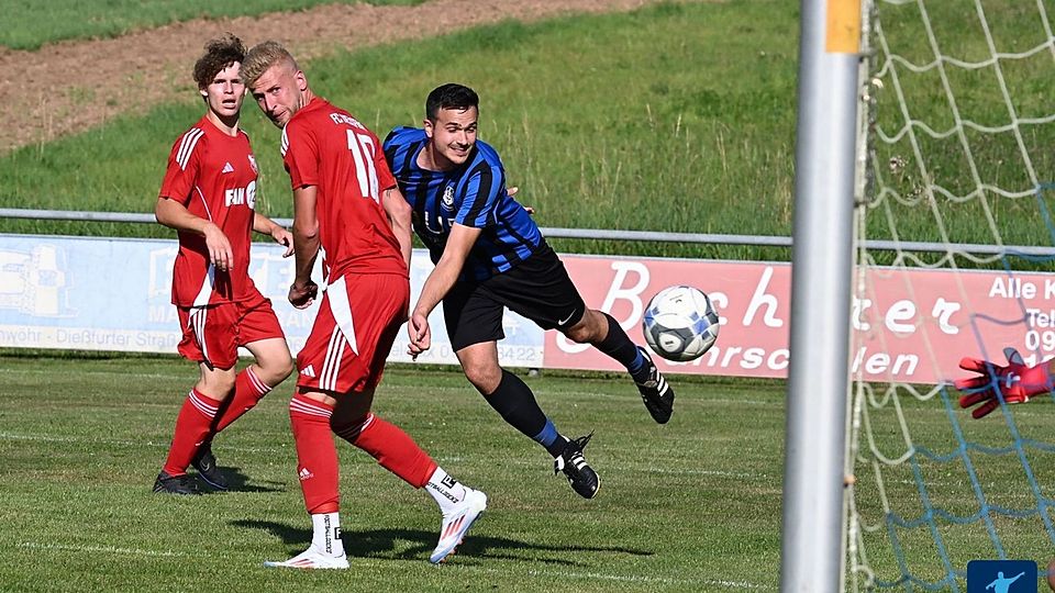 Während man beim TSV Pressath (in Blau-Schwarz) mit dem bisherigen Saisonverlauf zufrieden ist, kann man das beim FC Dießfurt (in Rot) nur bedingt sein.
