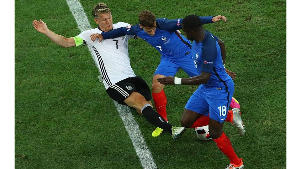 Symptomatisch: Bastian Schweinsteiger hat im EM-Halbfinale gegen die beiden Franzosen Antoine Griezmann und Moussa Sissoko mehr Mühe, als ihm lieb sein kann.