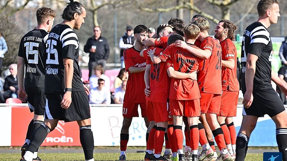 Das Bild zum Spiel: Die Neumarkter „Adler“ bejubeln einen klaren Heimsieg und lassen Großschwarzenlohe enttäuscht nachhause fahren.