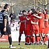 Das Bild zum Spiel: Die Neumarkter „Adler“ bejubeln einen klaren Heimsieg und lassen Großschwarzenlohe enttäuscht nachhause fahren.