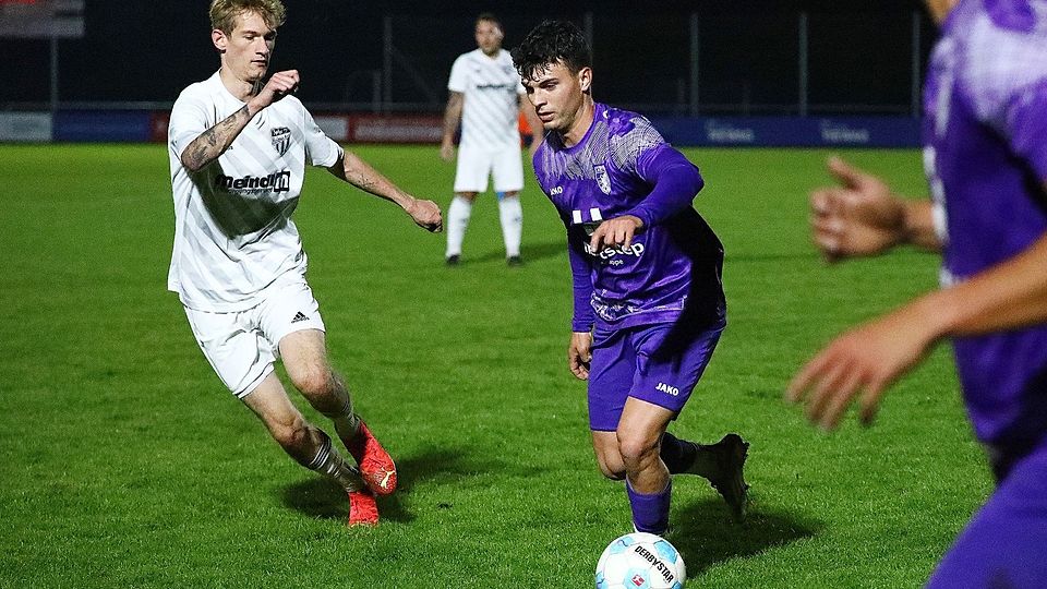 Macht der TSV Kareth-Lappersdorf (am Ball Peter Hofbauer) ausgerechnet beim Marktderby in Hainsacker (links Simon Pitzl) sein Meisterstück?