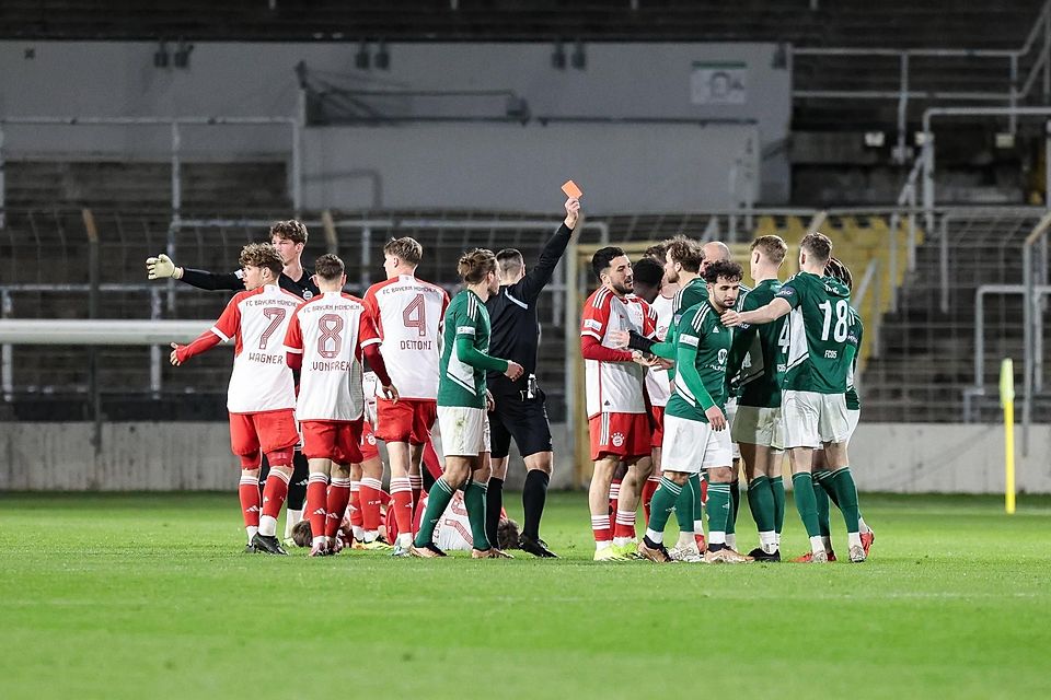 Hitzige letzte Begegnung: Beim letzten Aufeinandertreffen des 1.FC Schweinfurt und Bayern II hagelt es Karten. Die Bayern setzten sich letztlich mit 2:0 durch