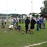 Spieler und Verantwortliche des Kaller SC verlegen gemeinsam mit Mitarbeitern des Bauhofs der Gemeinde neuen Rasen für das Testspiel gegen Malaga. , Foto: maGro/Privat