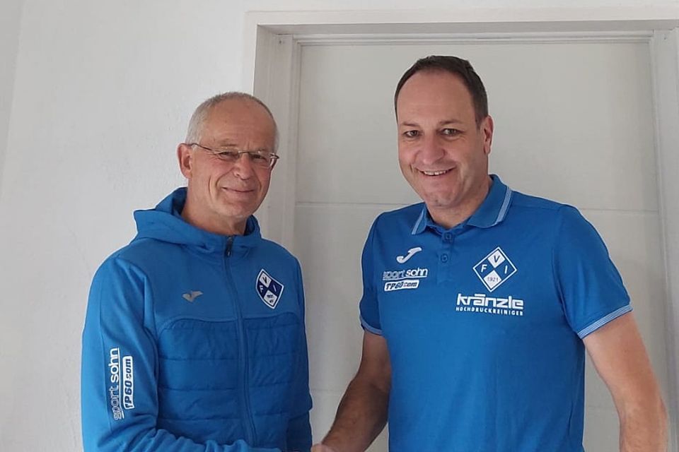 Illertissens Vorstandsvorsitzender Rainer Bleser (li.) begrüßt den neuen Coach Holger Bachthaler 