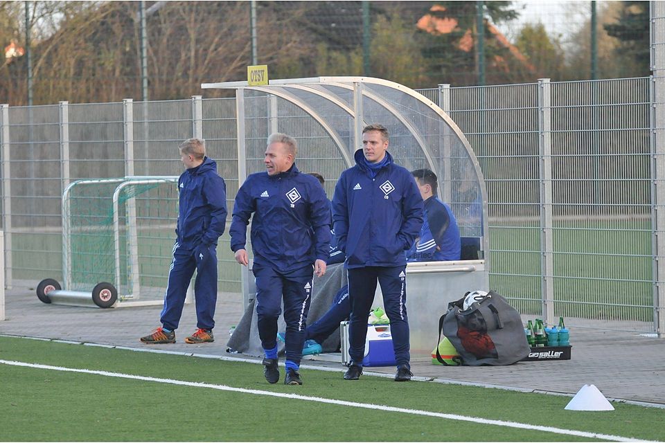 Erwartet in Schönkirchen ein schweres Spiel: Osterrönfelds Trainer Olaf Lehmann (Mitte). Foto: Hobke