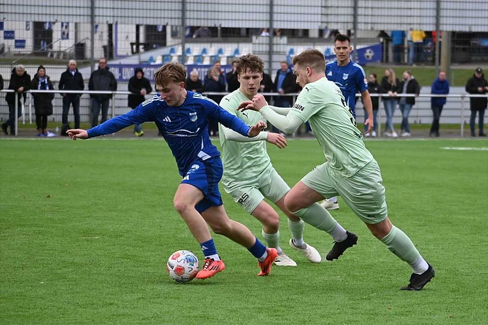 Henry Grothkopp (Rotenhof) wird von Paul Eberhardt und Calvin Ehlert (PSV) bedrängt.