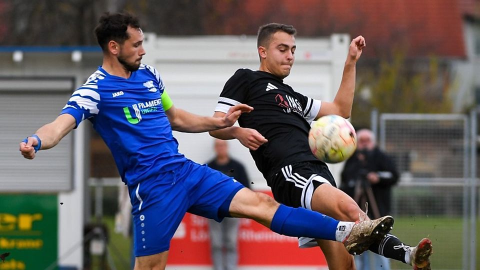 Blick geht vorerst nach unten: der FC Wehr (mit Valentino Colella, rechts) und der FC Hauingen (mit Aaron Vogt) 
