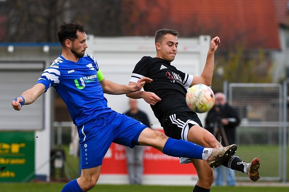 Blick geht vorerst nach unten: der FC Wehr (mit Valentino Colella, rechts) und der FC Hauingen (mit Aaron Vogt) 