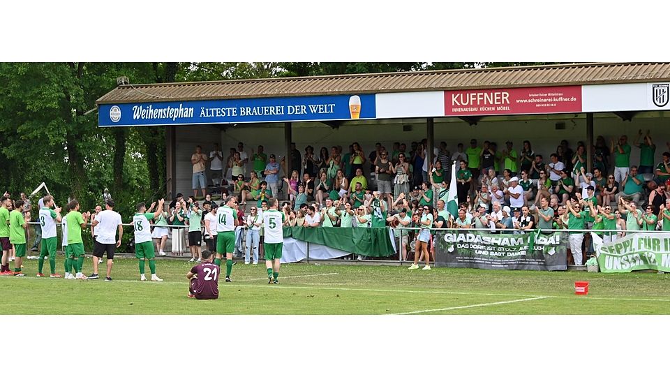 Der Dietersheimer Tross zieht weiter: Die Fans wollen das Relegationsmatch in Eitting gegen den FC Moosinning II zu einem gefühlten Heimspiel machen. Schon am letzten Spieltag in Eching war die Unterstützung enorm.