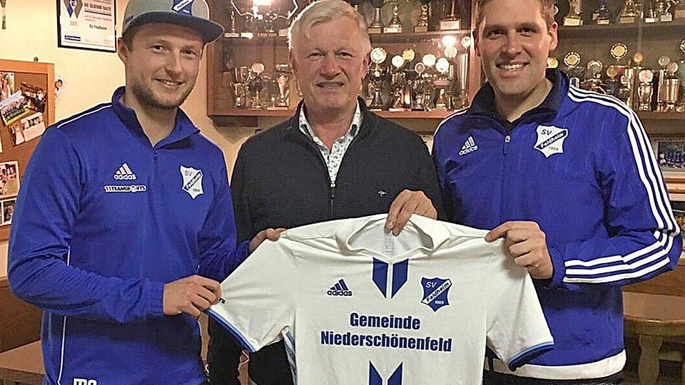 Die sportliche Leitung des SV Feldheim, Sport-Vorstand Stefan Mahl (rechts) und Abteilungsleiter Marco Schütt (links) präsentieren den Trainer für die Rückrunde: Robert Leinfelder.