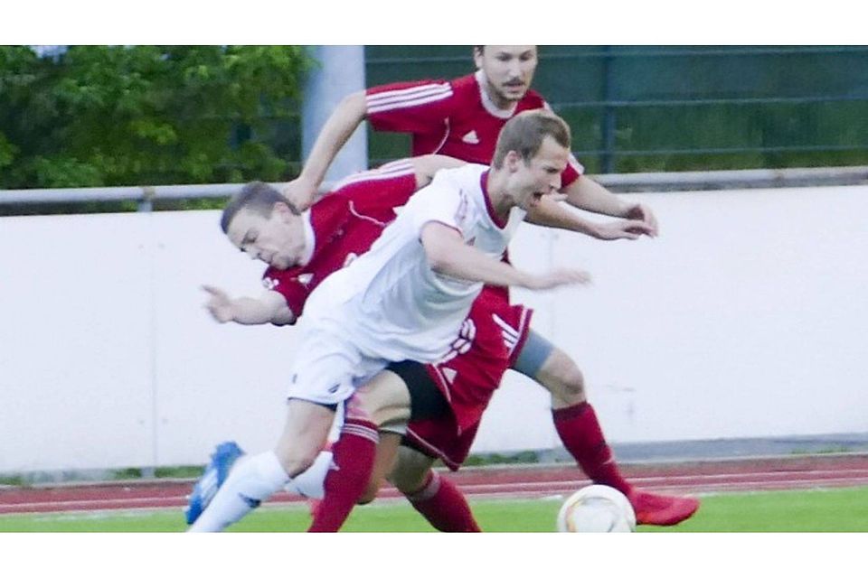 Da ist alles drin: Die Favoritenrolle liegt klar beim FC Real Kreuth (in weiß mit Franz Huber), doch die SG Hausham weiß zu überraschen.  Andreas Leder