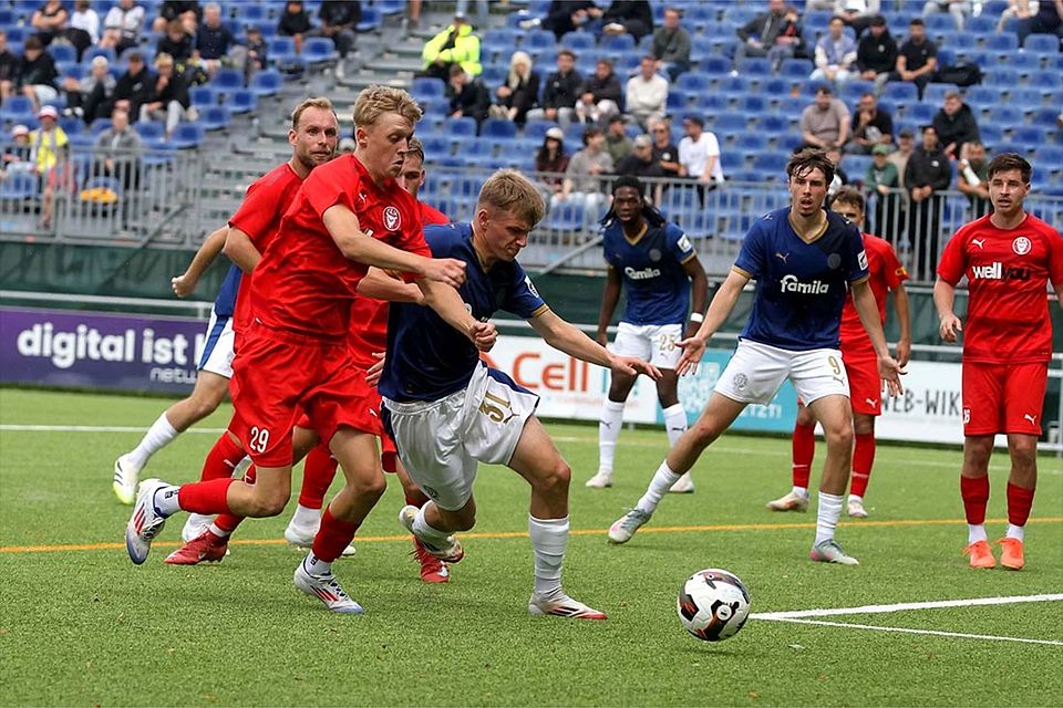 Lucas Groß (li., Kilia Kiel) gegen Felix Boelter (Holstein Kiel II). Lucas Groß (li., Kilia Kiel) gegen Felix Boelter (Holstein Kiel II).