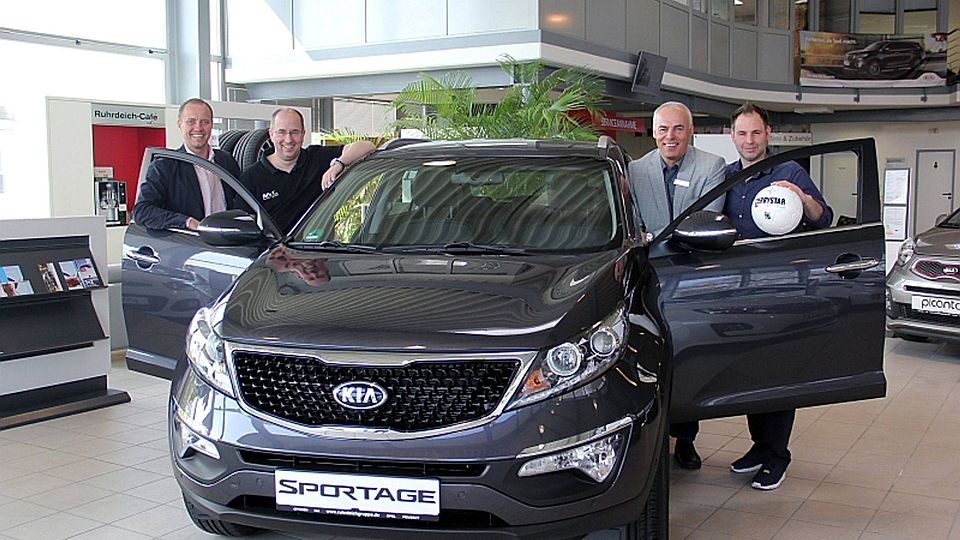 Denis Knaub (KIA Autovertrieb GECA), Christian Kurth (FuPa Niederrhein), Markus Allmang (KIA Autovertrieb GECA) und Michael Jasmund (v.l.; Regionale Sporthelden) freuen sich auf das Team-Shooting. Foto: RSH
