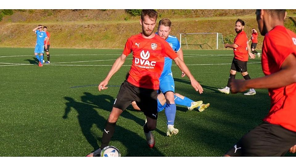 Der FC Angelburg und Marco Sabau (M.) fahren am zweiten Spieltag des Perf-Gansbach-Turniers zwei Siege ein. © Tanyaluk Naratthkit