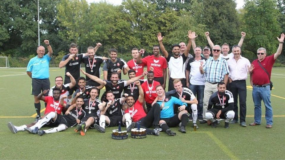 So sehen Sieger aus: die Spieler und Betreuer der SF Troisdorf 05. Foto: Bröhl