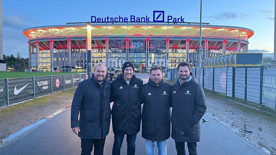 DFB-Stützpunktkoordinator Johannes Ederer zusammen mit Chams Stützpunkttrainer Stefan Pongratz und Lukas Perlinger sowie der Regionalauswahltrainer Ostbayerns Andreas Klebl (v.l.) vor der Arena von Eintracht Frankfurt.