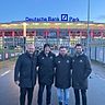 DFB-Stützpunktkoordinator Johannes Ederer zusammen mit Chams Stützpunkttrainer Stefan Pongratz und Lukas Perlinger sowie der Regionalauswahltrainer Ostbayerns Andreas Klebl (v.l.) vor der Arena von Eintracht Frankfurt.