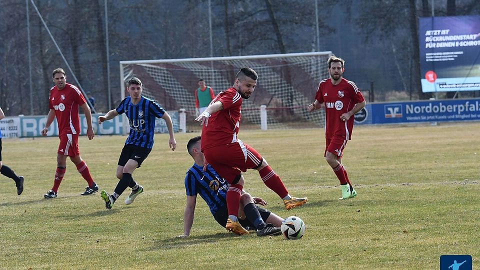 Gelingt dem wiedererstarkten TSV Pressath (in Blau-Schwarz) im Derby bei Primus FC Dießfurt (in Rot) eine Überraschung?