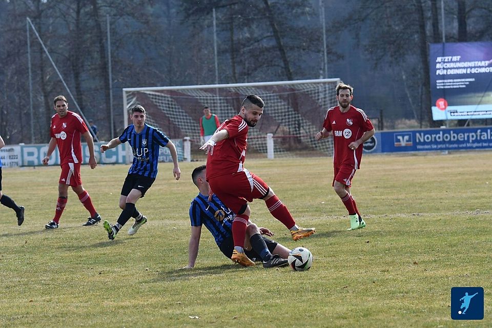 Gelingt dem wiedererstarkten TSV Pressath (in Blau-Schwarz) im Derby bei Primus FC Dießfurt (in Rot) eine Überraschung?