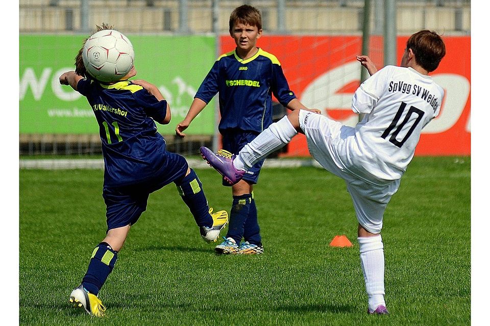 Spannenden und hochklassigen Nachwuchsfußball, hier bei den E-Junioren, gab es beim Sparda-Bank-Cup der SpVgg SV Weiden zu sehen. Foto: Werner Franken