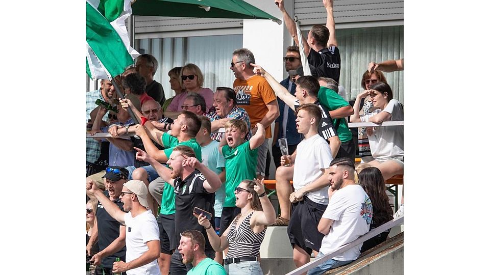 Grenzenloser Lörzenbache Jubel: Die Grün-Weißen feiern in Biblis die A-Liga-Meisterschaft.	Foto: ThorstemGutschalk