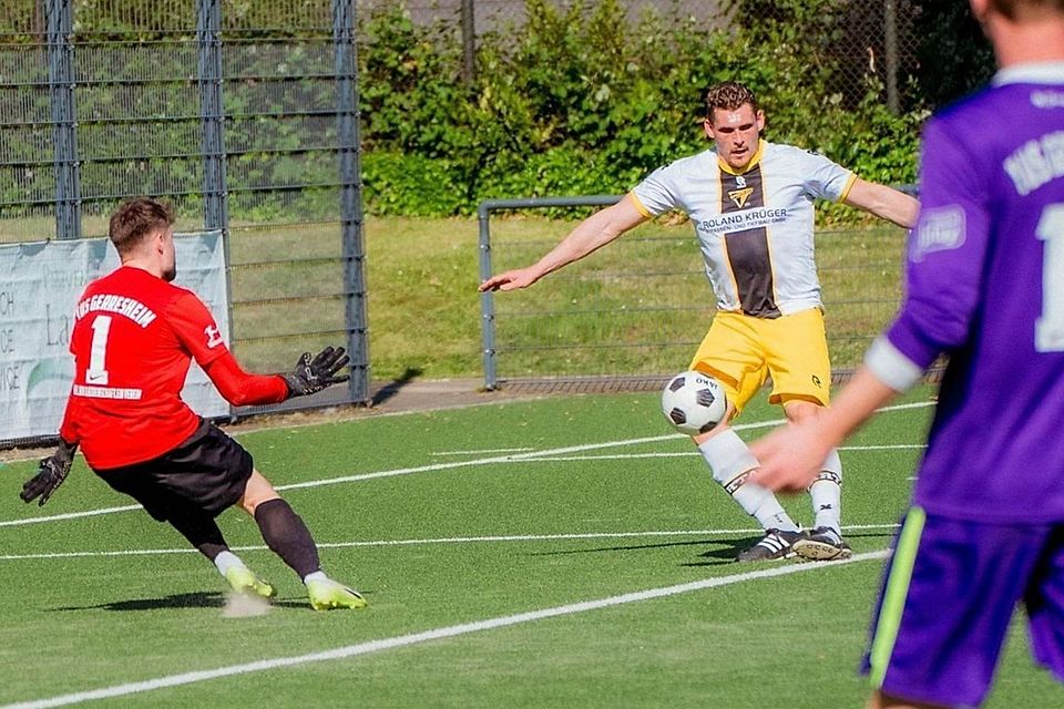 Vor dem Tor: Marco Meyer. 